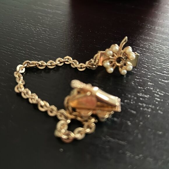 Vintage Unsigned gold tone and floral sweater clip - Picture 2 of 5